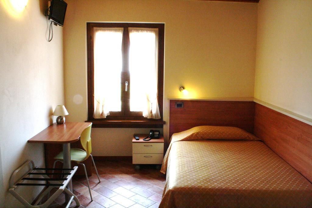 Bed&Wine Hotel Неграр Стая снимка